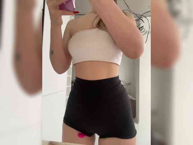 Lolichka20 Live Webcam on BongaCams