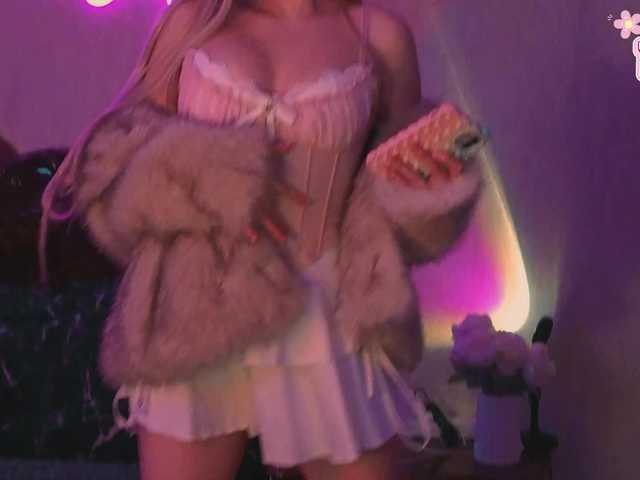 LollyGirlMoon's BongaCams show and profile