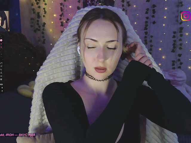 LollyGirlMoon's BongaCams show and profile