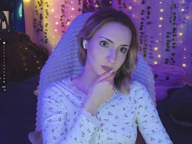 LollyGirlMoon's BongaCams show and profile