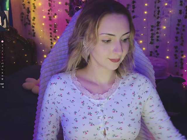 LollyGirlMoon's BongaCams show and profile