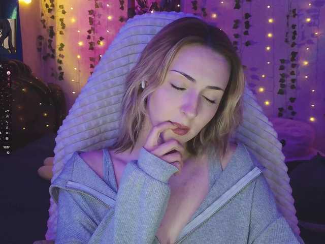 LollyGirlMoon's BongaCams show and profile