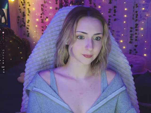 LollyGirlMoon's BongaCams show and profile