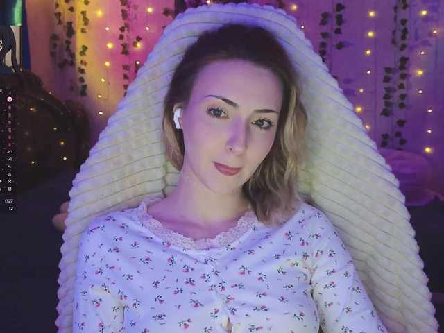 LollyGirlMoon's BongaCams show and profile