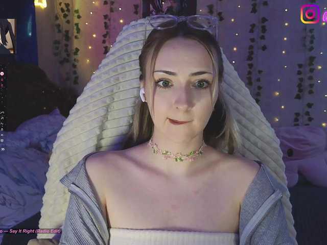 LollyGirlMoon's BongaCams show and profile