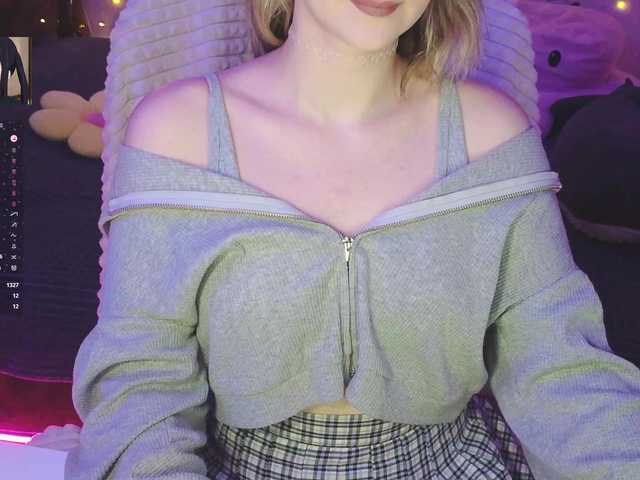 LollyGirlMoon's BongaCams show and profile