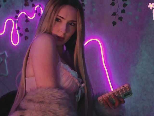 LollyGirlMoon's BongaCams show and profile