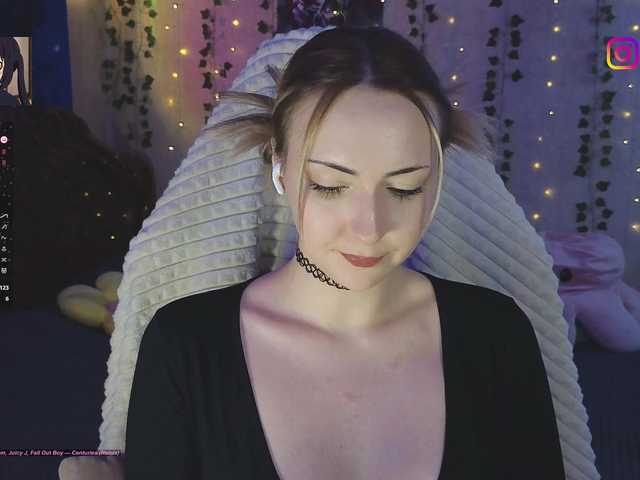 LollyGirlMoon's BongaCams show and profile