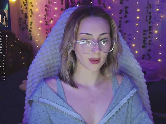 LollyGirlMoon's BongaCams show and profile