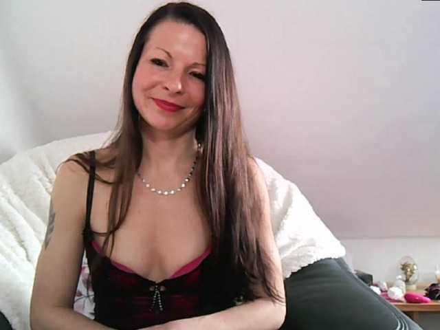 MilfNinna's BongaCams show and profile