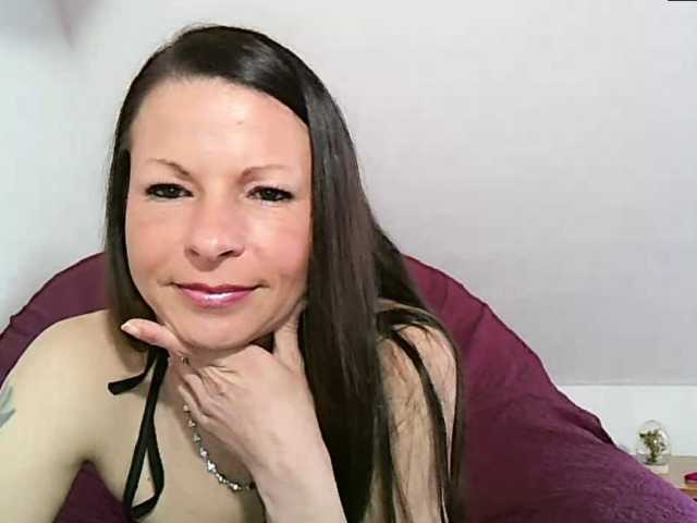 MilfNinna's BongaCams show and profile
