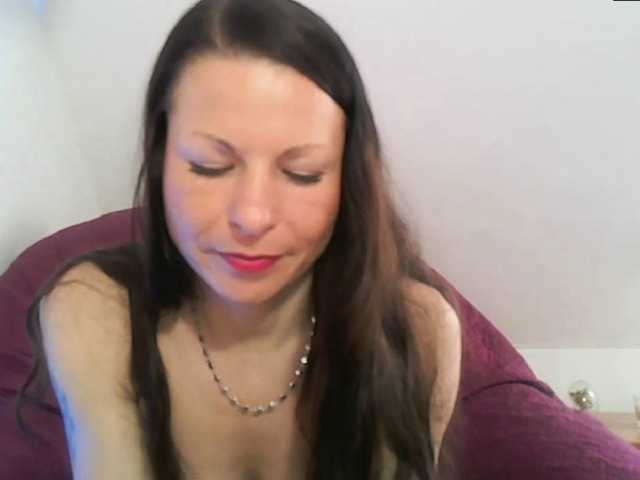MilfNinna's BongaCams show and profile