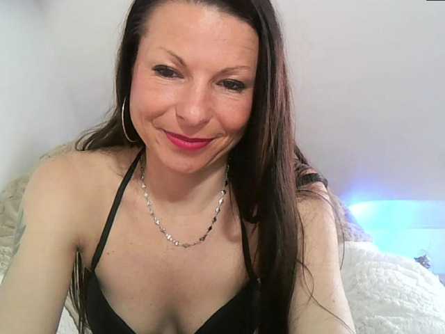 MilfNinna's BongaCams show and profile
