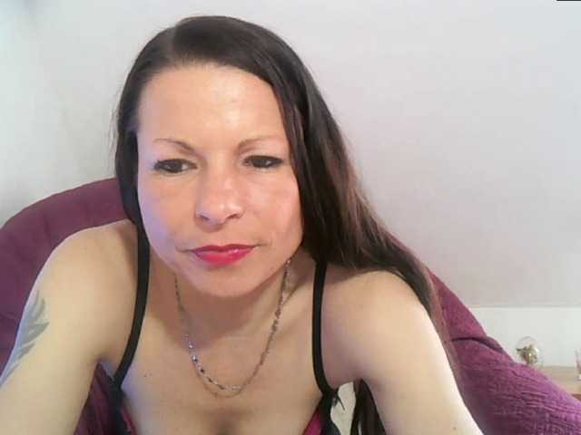 MilfNinna's BongaCams show and profile