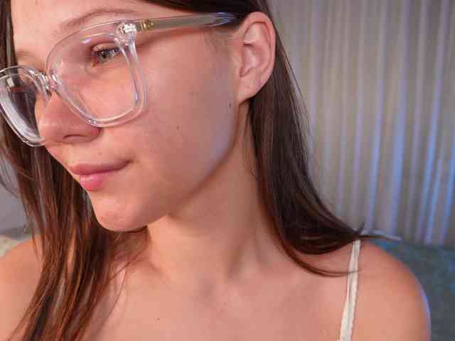 Little-Lola07 webcam