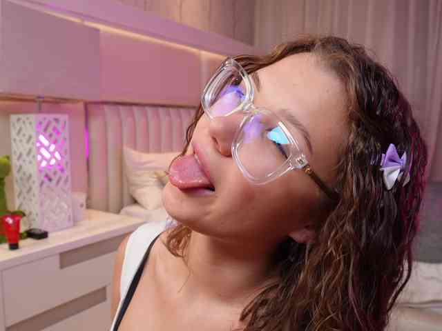 Little-Lola07 webcam