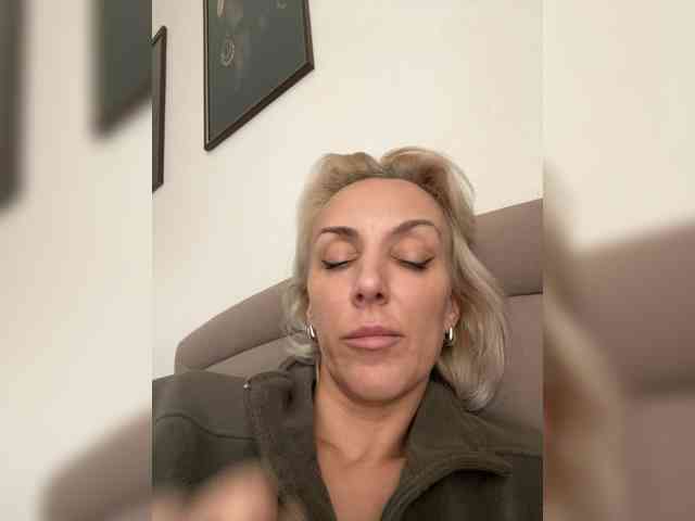 Alenaa Live Webcam on BongaCams