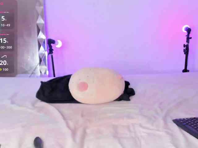 LauryHills webcam