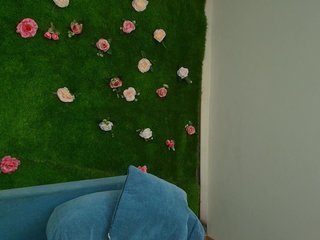 HugeTittiess Porn Show