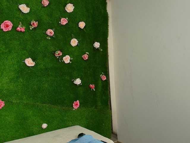 HugeTittiess's BongaCams show and profile