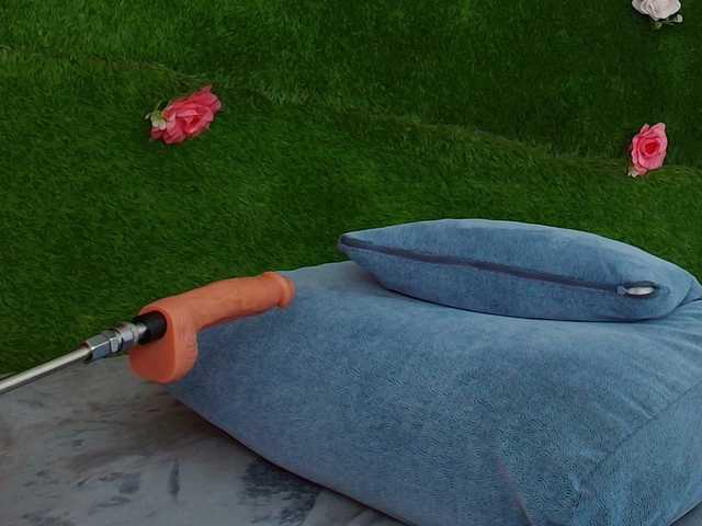 HugeTittiess's BongaCams show and profile