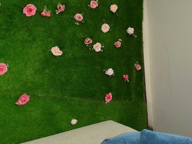 HugeTittiess's BongaCams show and profile