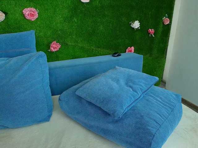 HugeTittiess's BongaCams show and profile