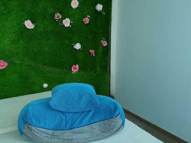 HugeTittiess's BongaCams show and profile