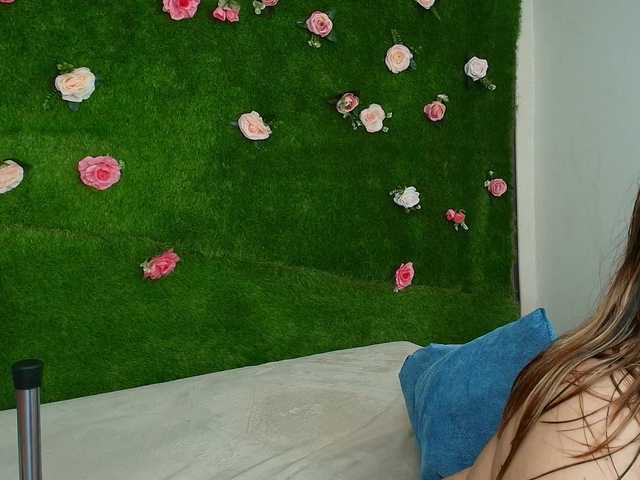 HugeTittiess's BongaCams show and profile