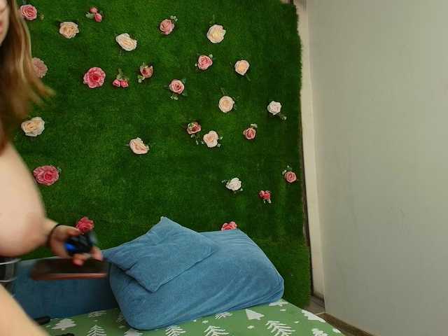 HugeTittiess's BongaCams show and profile