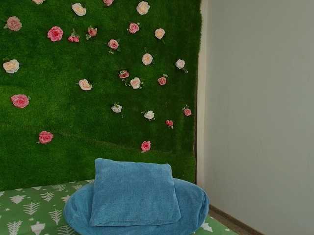 HugeTittiess's BongaCams show and profile