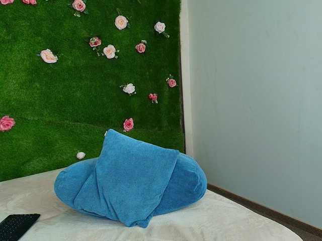 HugeTittiess's BongaCams show and profile