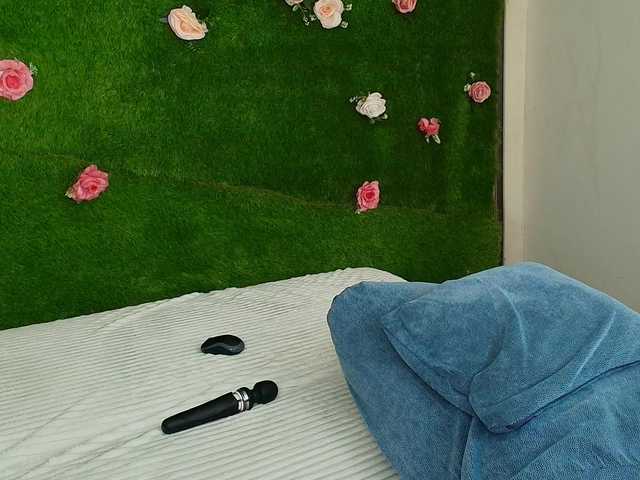 HugeTittiess's BongaCams show and profile