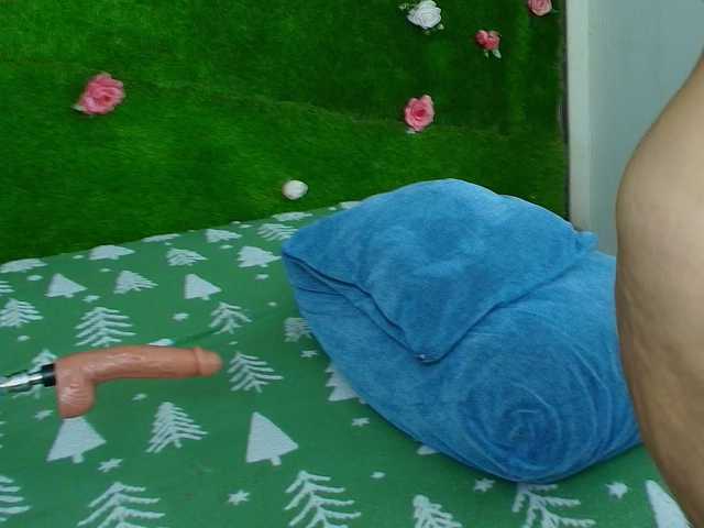 HugeTittiess's BongaCams show and profile