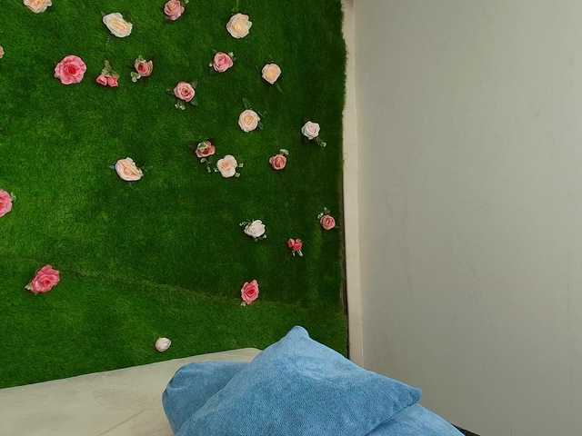 HugeTittiess's BongaCams show and profile