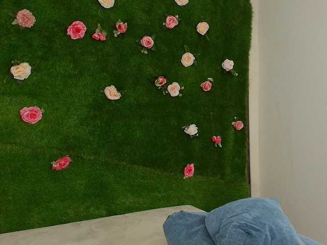 HugeTittiess's BongaCams show and profile