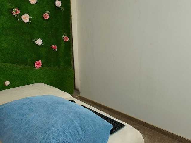 HugeTittiess's BongaCams show and profile