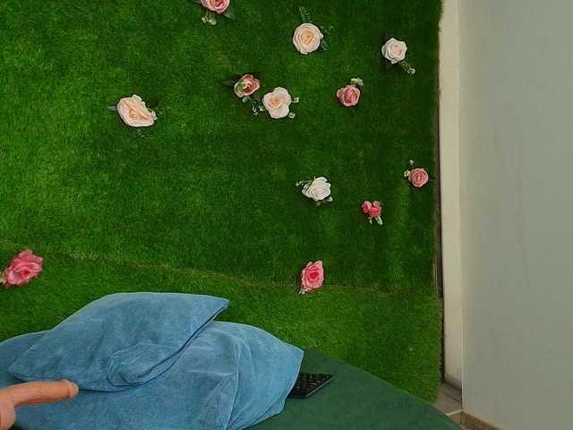 HugeTittiess's BongaCams show and profile