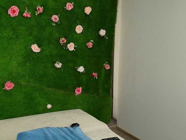 HugeTittiess's BongaCams show and profile