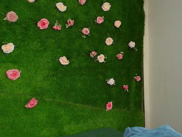 HugeTittiess's BongaCams show and profile