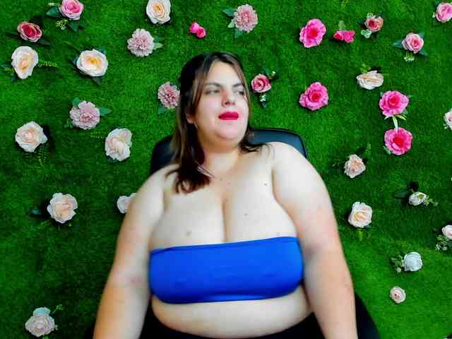 HugeTittiess webcam
