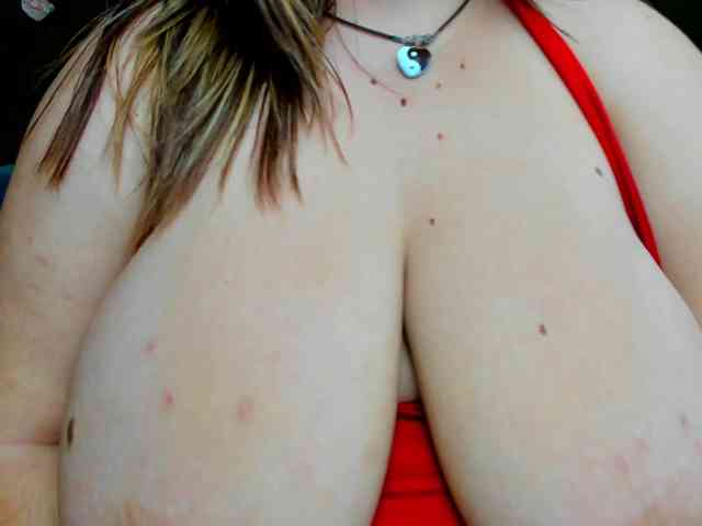 HugeTittiess webcam