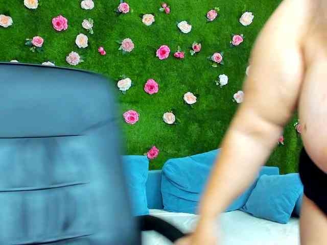 HugeTittiess webcam