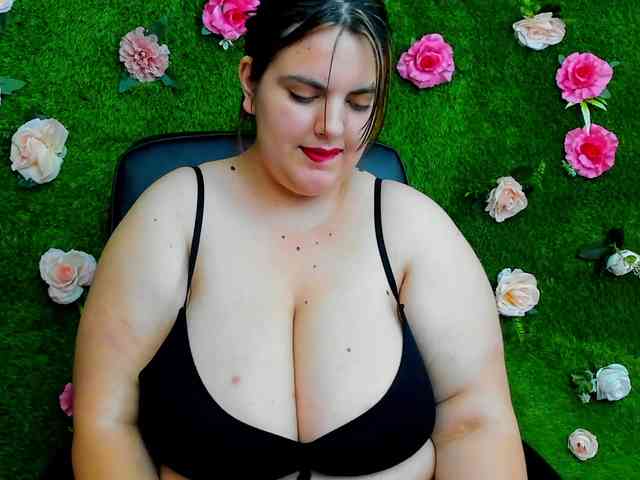 HugeTittiess webcam