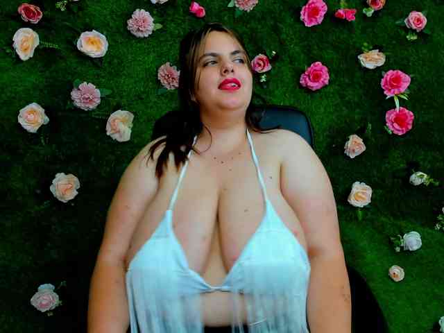 HugeTittiess webcam