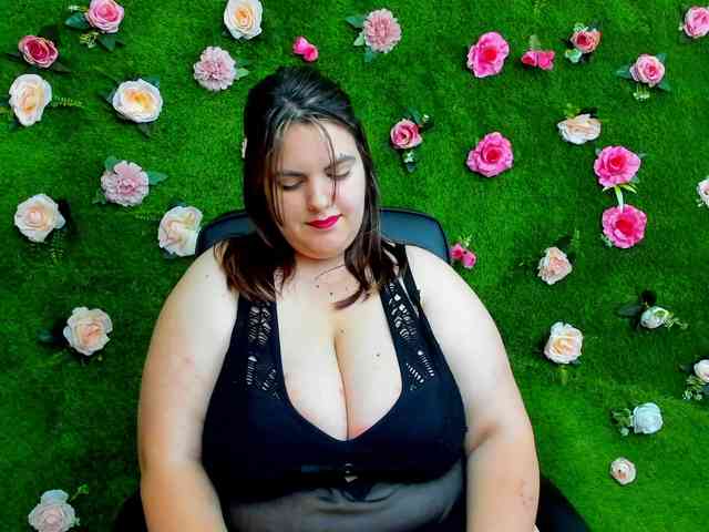 HugeTittiess webcam
