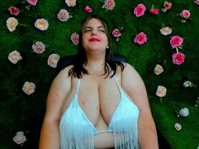 HugeTittiess webcam