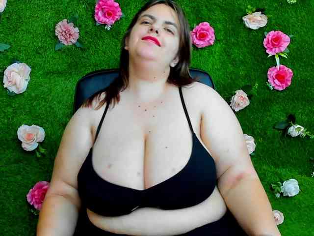 HugeTittiess webcam