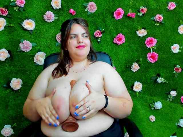 HugeTittiess webcam