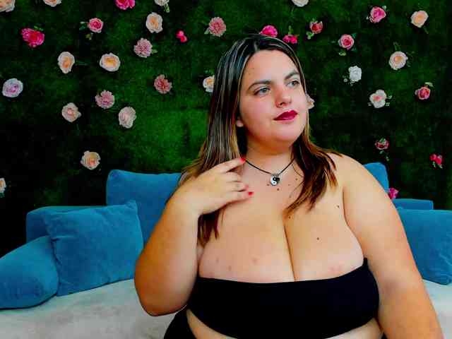 HugeTittiess webcam
